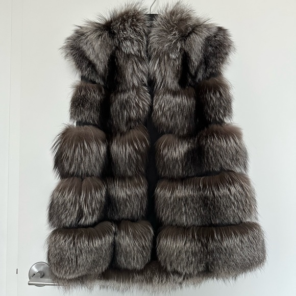 Oversized silver fox fur hooded vest M-L - Picture 8 of 10